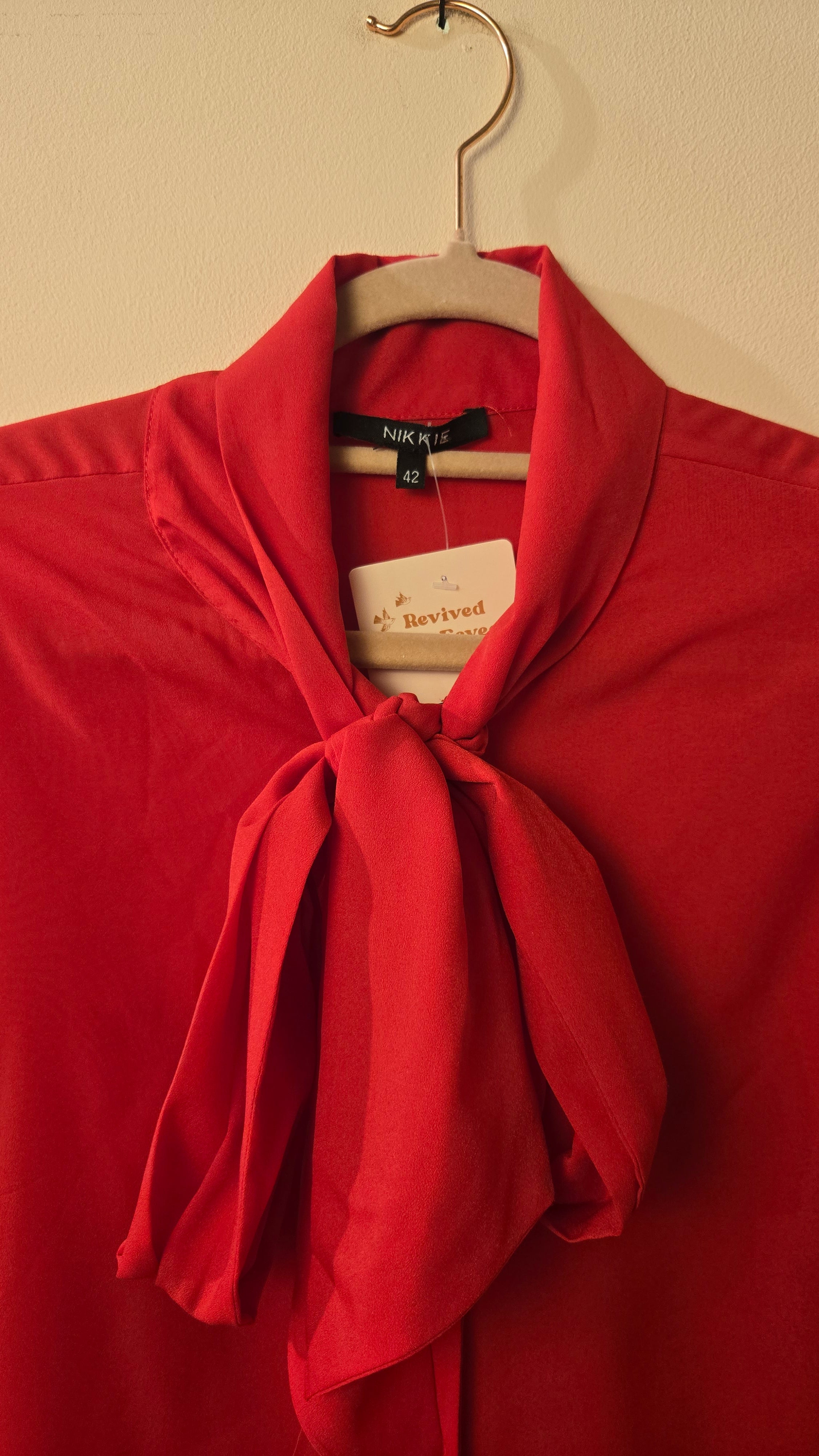 NIKKIE Rode Blouse met Strikdetail & Pofmouwen Maat 42/XL