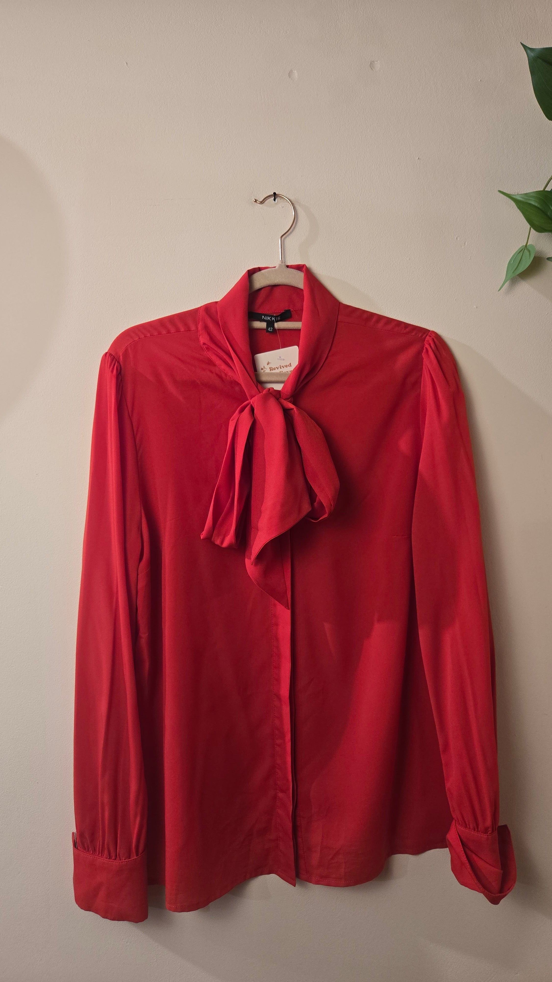 NIKKIE Rode Blouse met Strikdetail & Pofmouwen Maat 42/XL