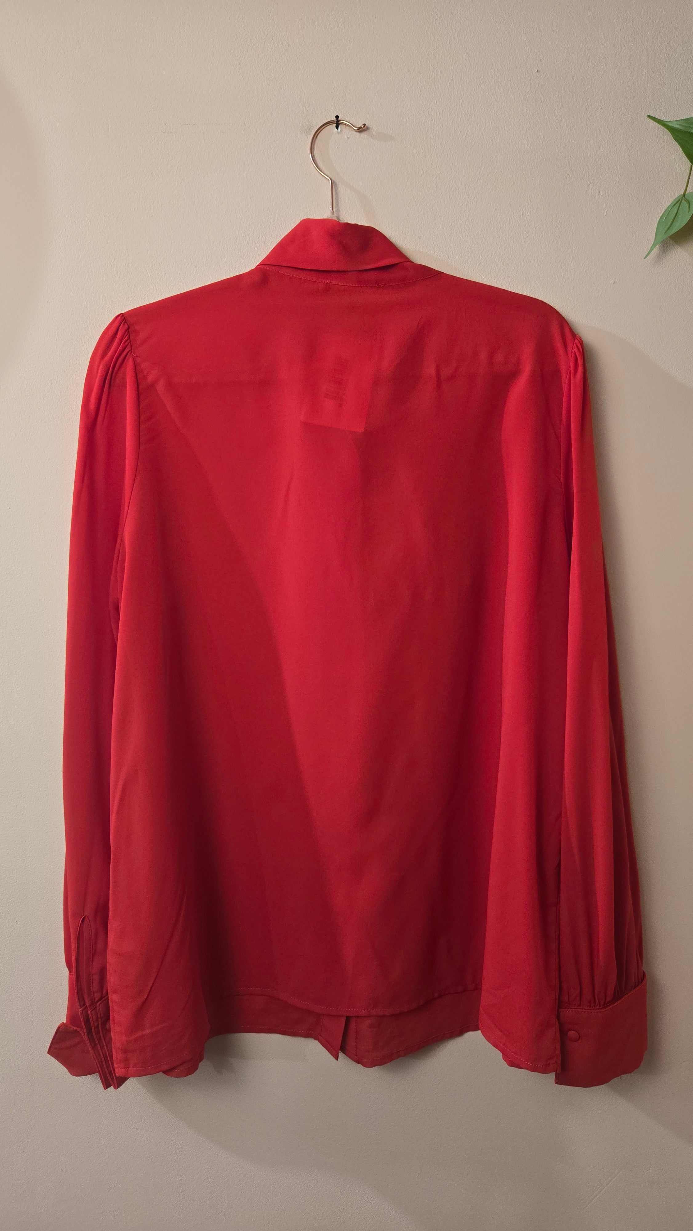 NIKKIE Rode Blouse met Strikdetail & Pofmouwen Maat 42/XL